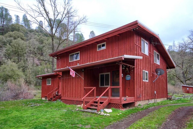 back of house featuring a lawn