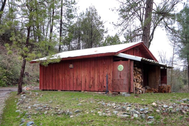 view of outbuilding