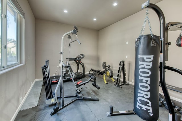 workout room featuring recessed lighting, a wealth of natural light, and baseboards