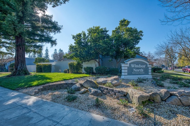 community sign with a lawn