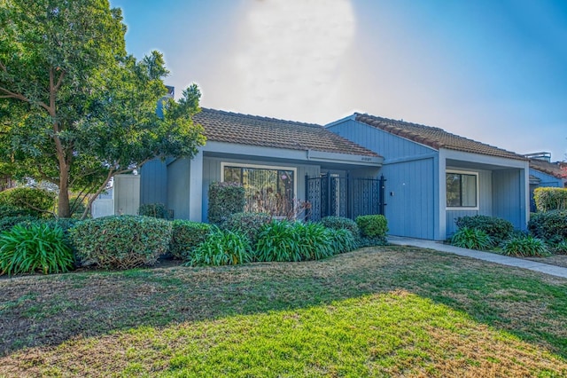 ranch-style home with a front yard