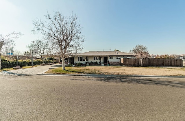 ranch-style home with a front yard