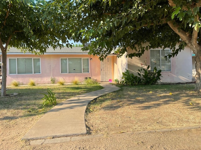 view of front facade with a front yard