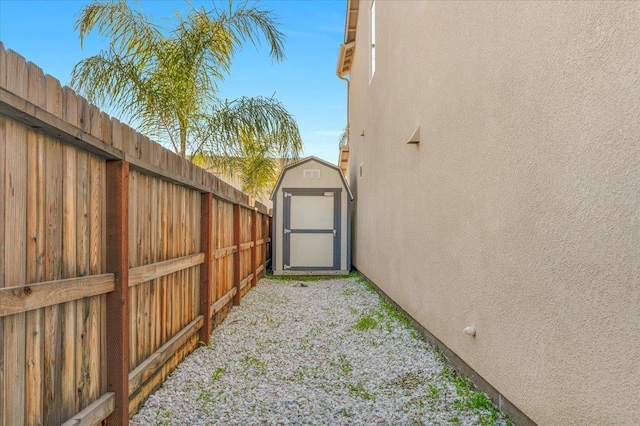 view of yard featuring a storage shed