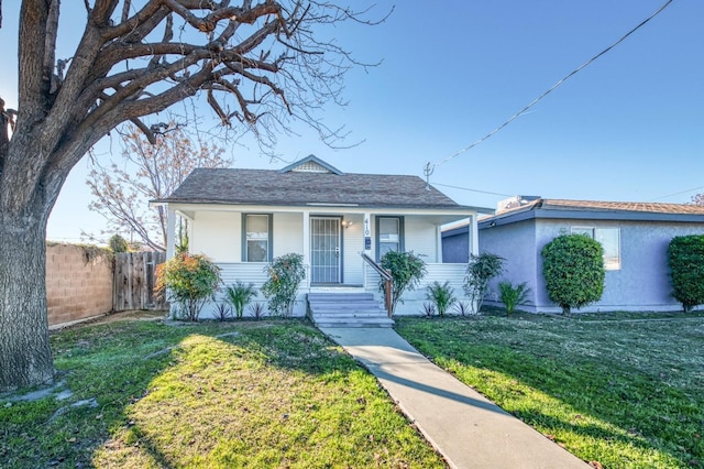 view of front facade featuring a porch and a front yard