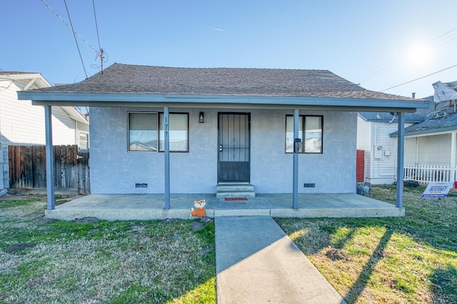 view of front of property featuring a porch, a patio, and a front lawn