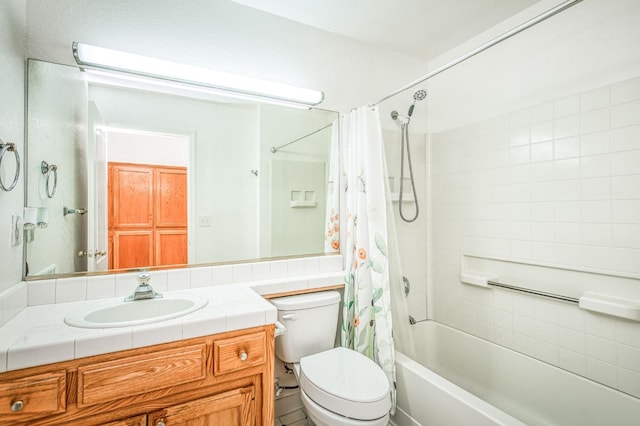 full bathroom with toilet, vanity, and shower / bath combo