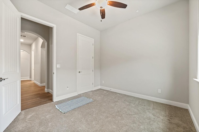 empty room featuring light carpet and ceiling fan