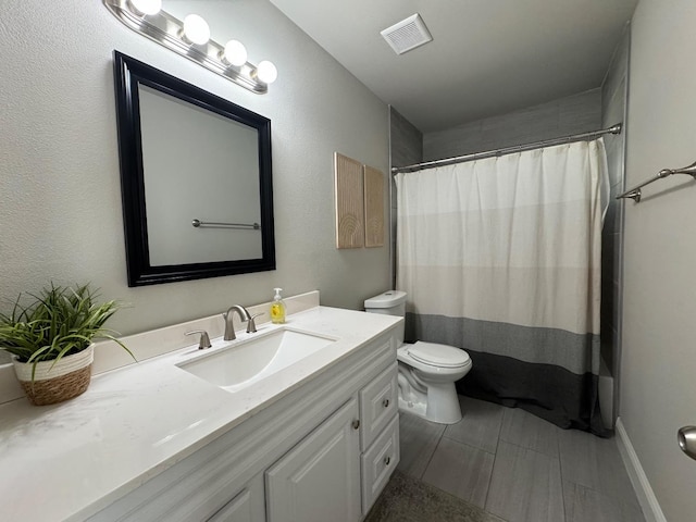 bathroom with curtained shower, toilet, and vanity