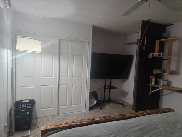 bedroom with carpet flooring, a closet, and ceiling fan