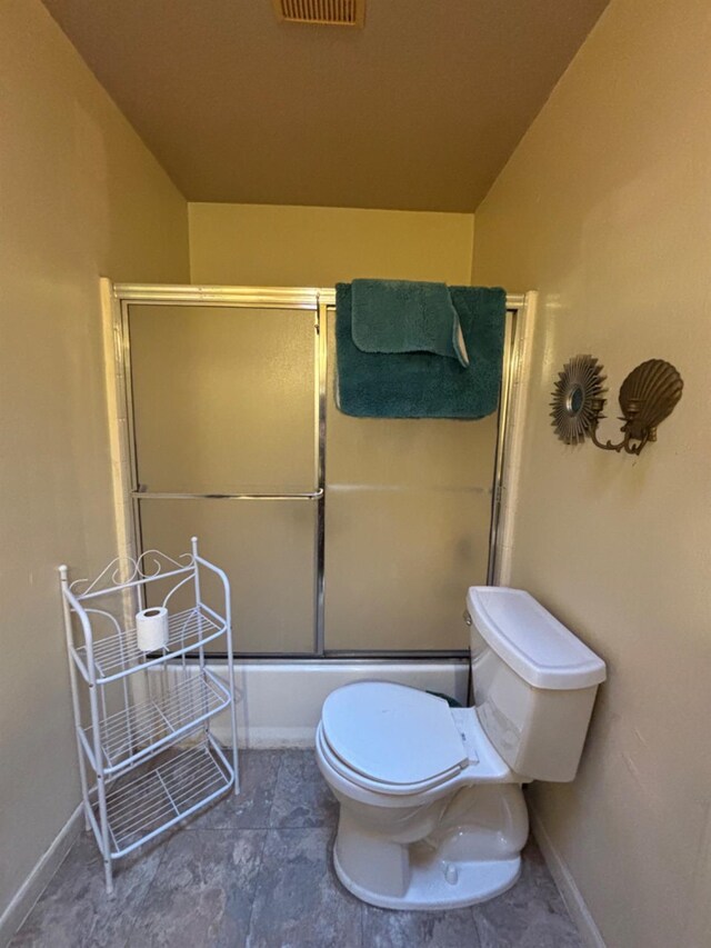 full bath featuring toilet, shower / bath combination with glass door, baseboards, and vaulted ceiling