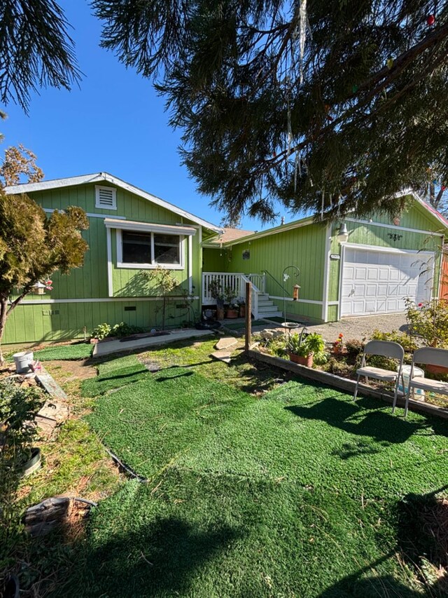 view of front of house with a front lawn