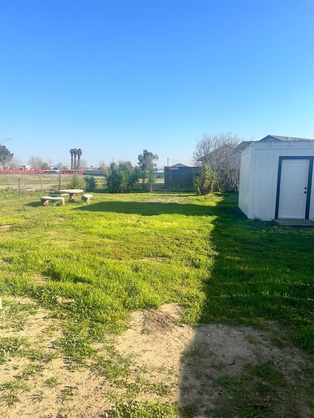 view of yard with a storage unit