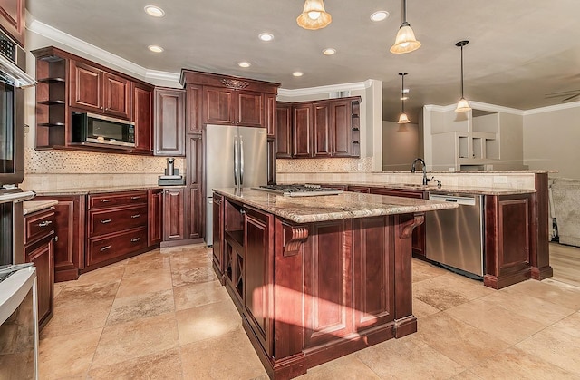 kitchen featuring stainless steel appliances, a center island, pendant lighting, and a kitchen breakfast bar