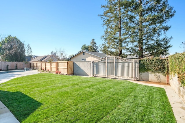 2519 24th Ave, Kingsburg, CA 93631 - view of yard featuring a gate