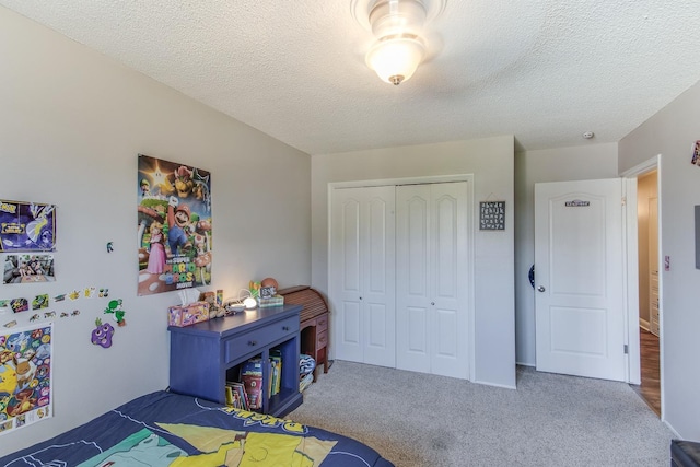 bedroom with carpet, a textured ceiling, and a closet