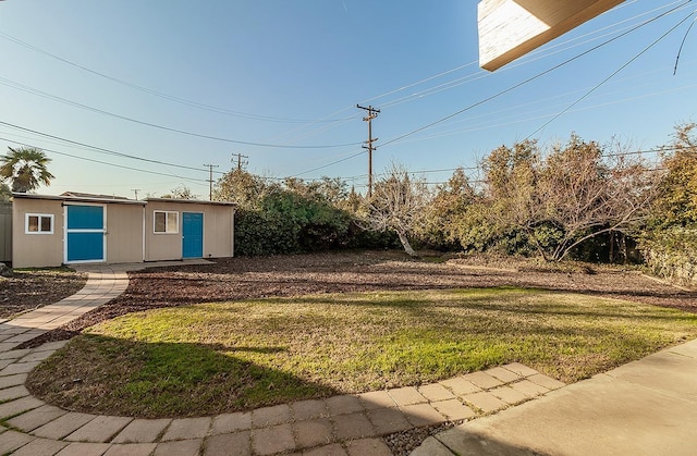 view of yard with a storage shed