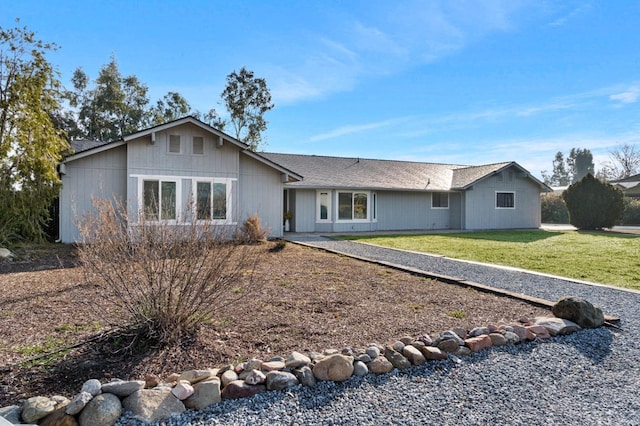 ranch-style house featuring a front lawn