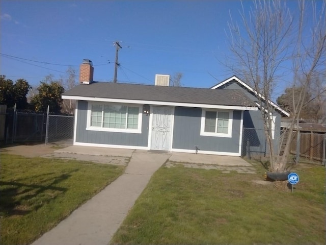 view of front facade featuring a front lawn