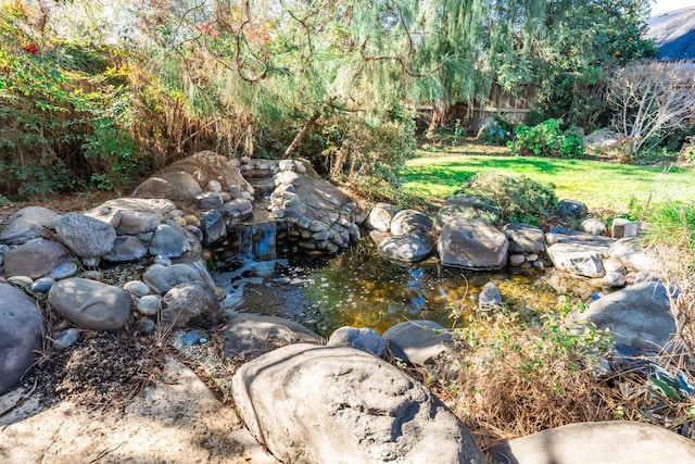 view of yard featuring a garden pond