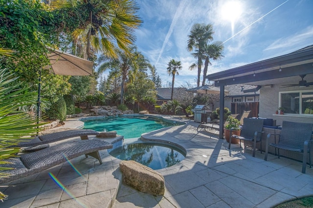 view of pool with an in ground hot tub, ceiling fan, a grill, and a patio area