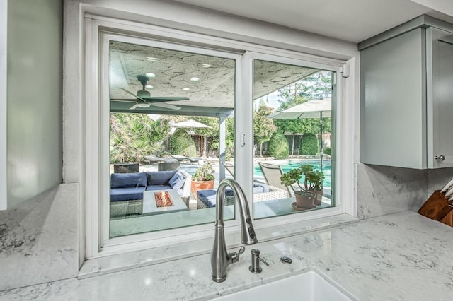 entryway featuring sink and ceiling fan