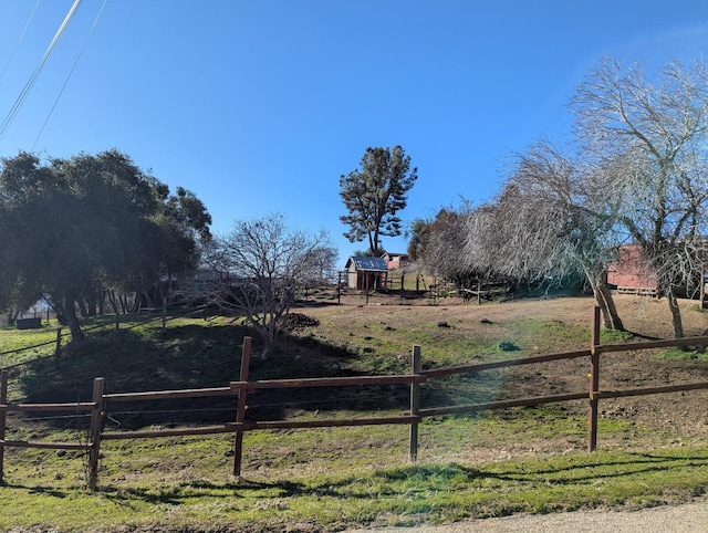 view of yard featuring a rural view