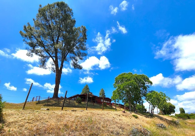 view of yard featuring a rural view