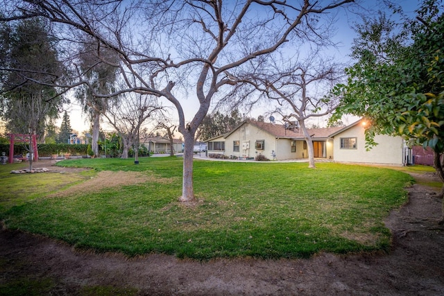 view of yard at dusk