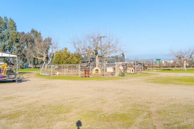 view of yard with an outbuilding