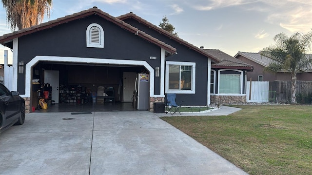 view of front facade featuring a garage and a yard