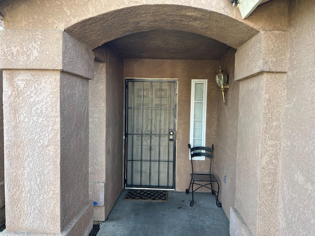 view of exterior entry featuring stucco siding