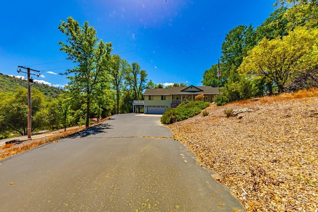 single story home featuring driveway