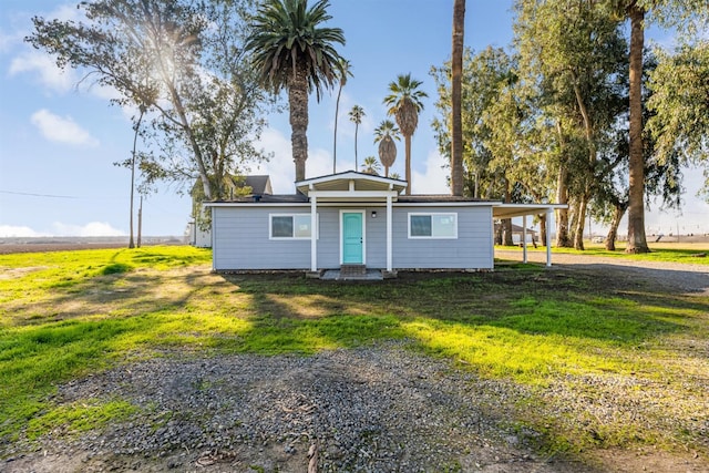 view of front of home featuring a carport and a front yard