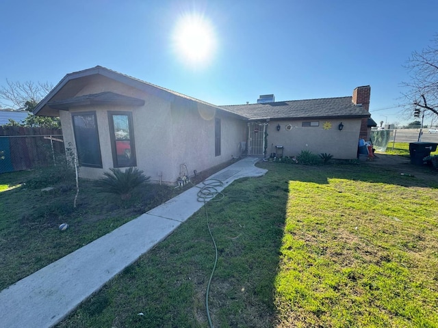 single story home featuring a front yard