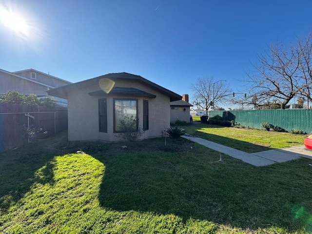 view of front of house with a front lawn