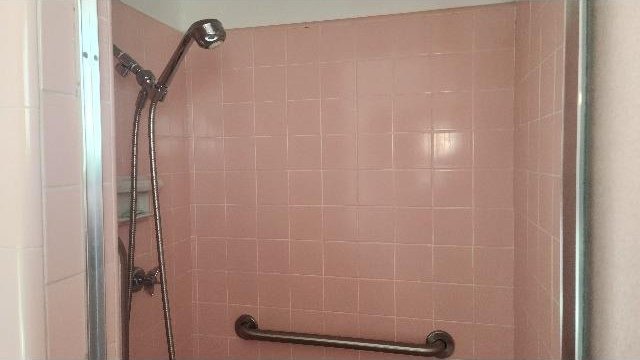 bathroom featuring tiled shower