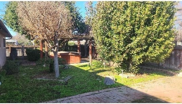 view of yard with a hot tub