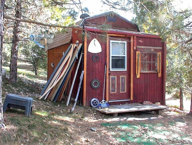 view of outbuilding