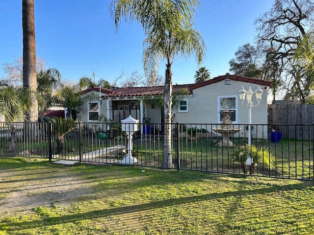 view of front of house featuring a front yard