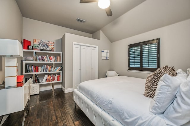 bedroom with ceiling fan, dark hardwood / wood-style floors, vaulted ceiling, and a closet