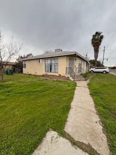 view of front of house with a front lawn