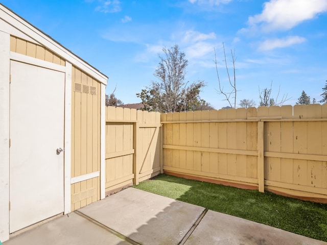 view of yard featuring a patio area