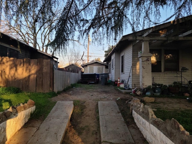 view of yard featuring a shed