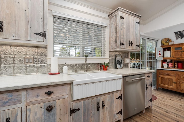 kitchen with sink, vaulted ceiling, dishwasher, light hardwood / wood-style floors, and decorative backsplash