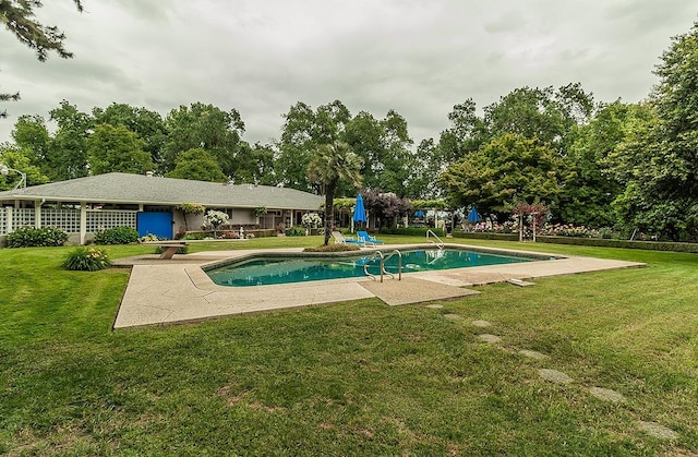 3670 S Newmark Ave, Sanger, CA 93654 - swimming pool featuring a patio and a yard