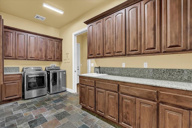 laundry room with cabinets, sink, and independent washer and dryer