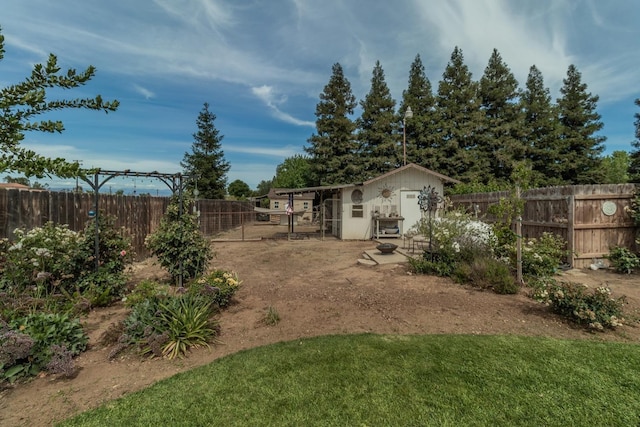 view of yard featuring an outbuilding