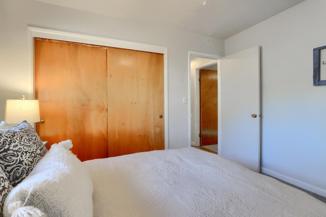 bedroom featuring carpet floors and a closet