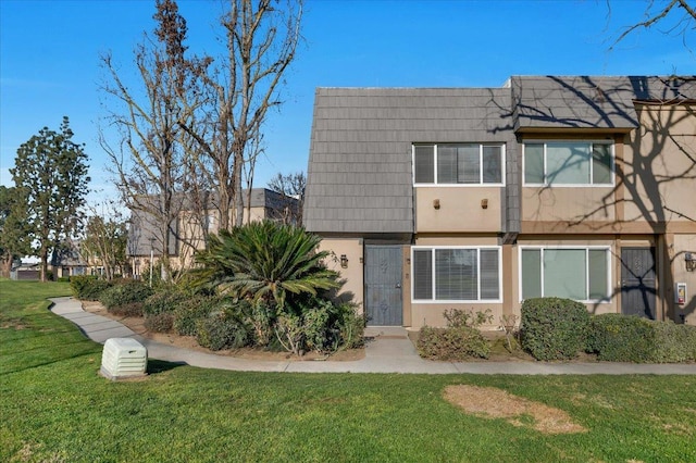 view of front facade featuring a front yard